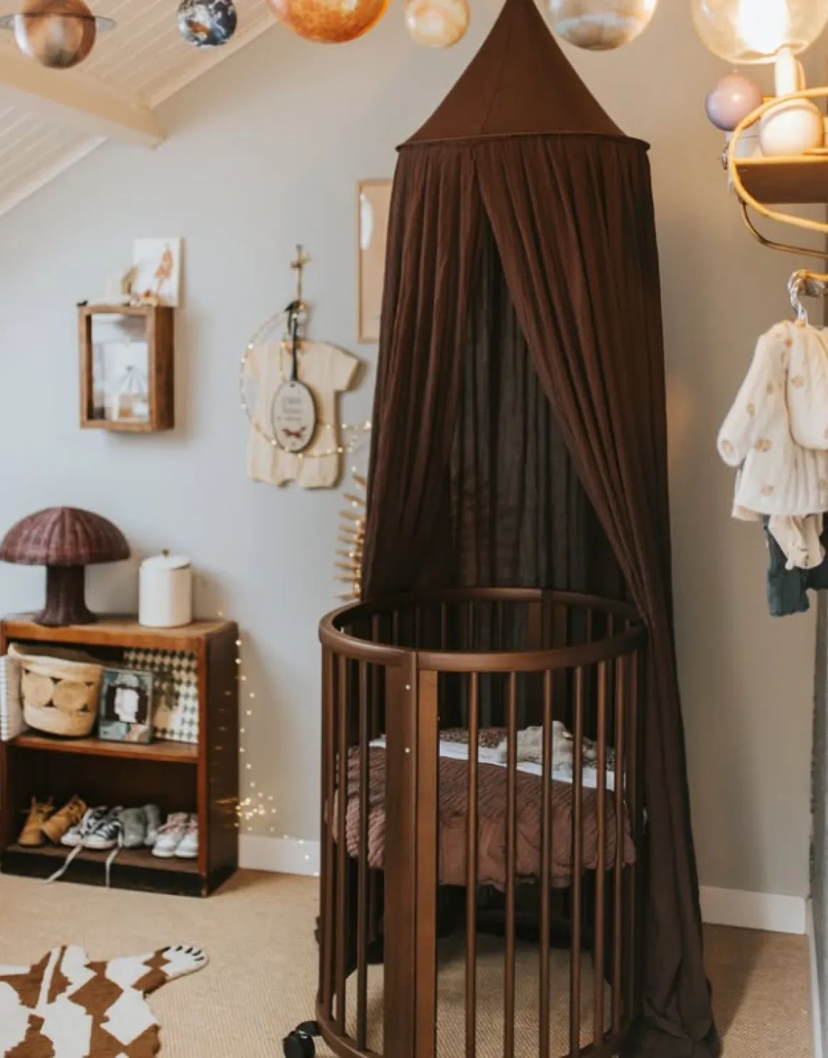 Stokke Sleepi Mini Bed Bundel V3 Warm Brown – Van wieg tot ledikant met uitbreidingsset en matrassen
