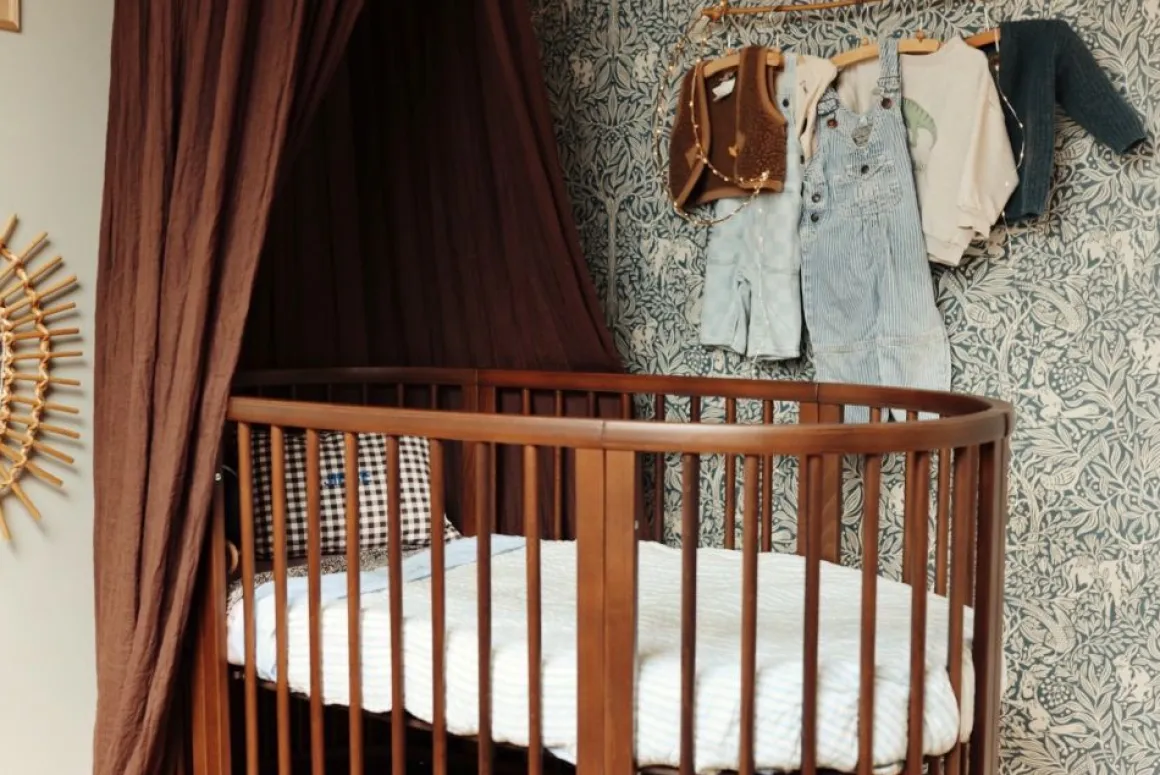 Stokke Sleepi Mini Bed Bundel V3 Warm Brown – Van wieg tot ledikant met uitbreidingsset en matrassen